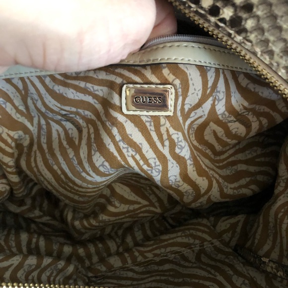 Guess purse - Picture 3 of 3